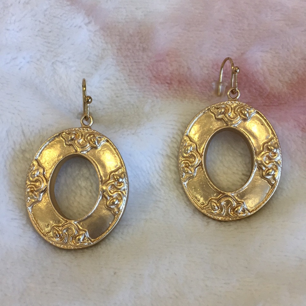 Brushed Gold Baroque Fashion Pierced Earrings NWOT Chicos 1.50” dangle